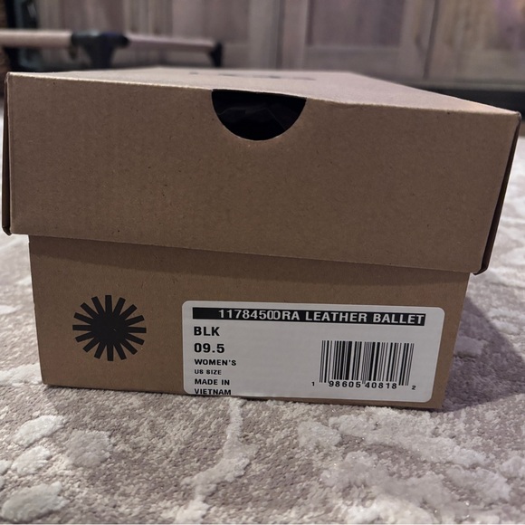 AUTHENTIC UGG ZORA BALLET FLAT SIZE 9.5 - Picture 2 of 3